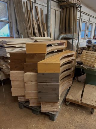 🪵 Jeden z nejdůležitějších dílů sudové sauny. Na základových trámcích totiž stojí celá sauna. U nás nenajdete žádné...