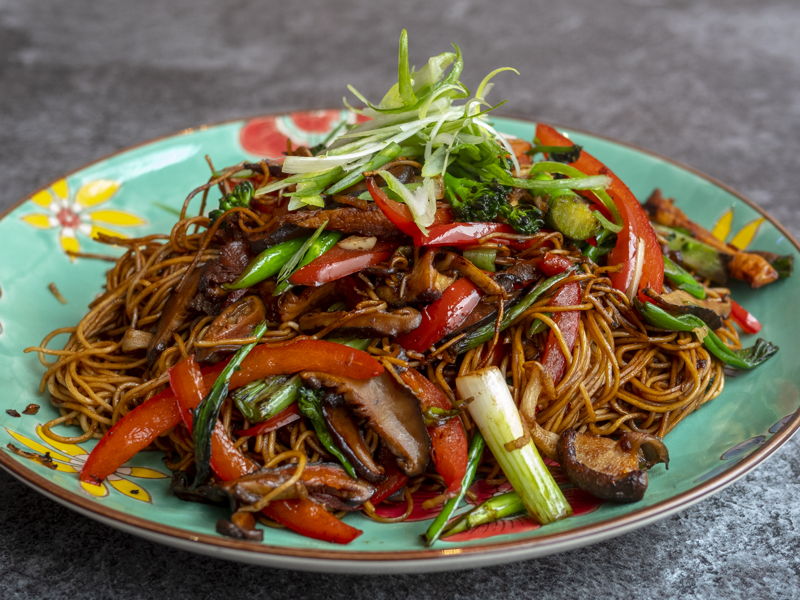 Smažené nudle s zeleninou