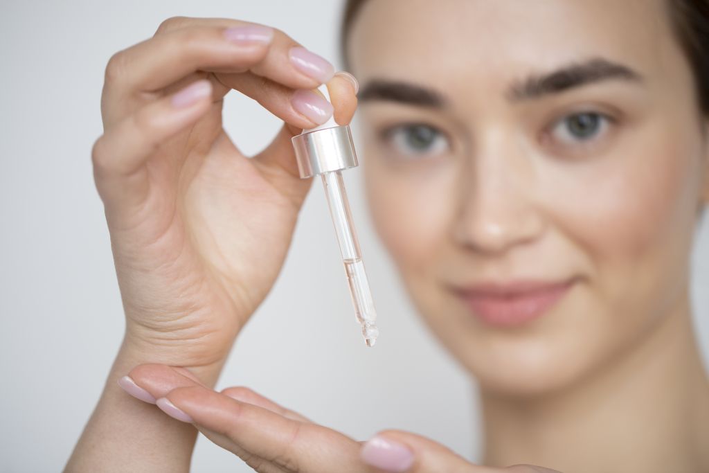 Jak prawidłowo stosować serum do twarzy