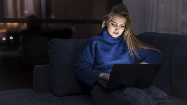 Vplyv modrého svetla na pleť a ako sa efektívne chrániť