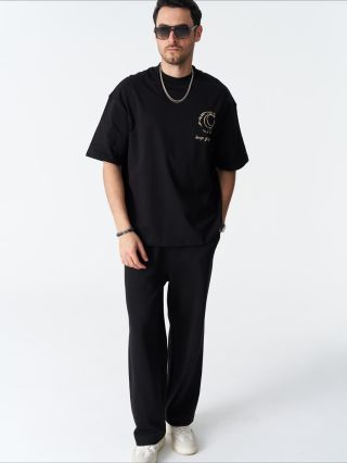 Motiv trička propojuje klasický zlatý rám s moderní ilustrací inspirovanou Van Goghovým světem – výrazné barvy, symbolika...