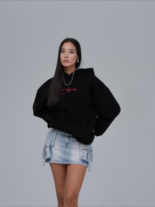 Na mikině se potkává jemný orientální motiv s ručně působícím červeným prvkem, který celé zadní straně dodává charakter....