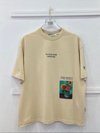 Motiv na tričku je moderní ilustrace inspirovaná stylem Vincenta van Gogha – vířící oblohou, cypřiši a krajinou typickou...