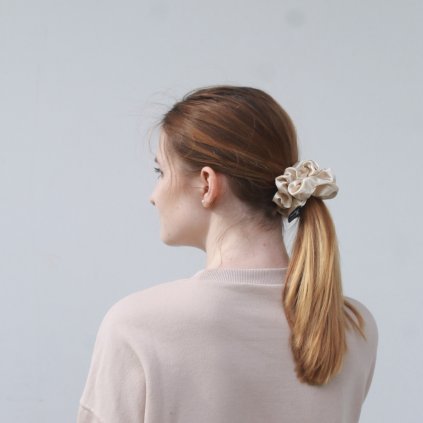 Krémová saténová mini scrunchie