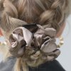 Hnědá saténová mini scrunchie