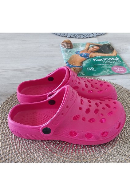 růžové gumové pantofle