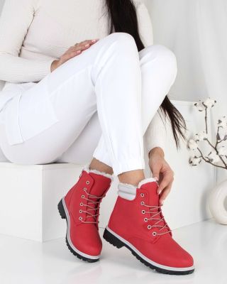 Výrazná barva, maximální pohodlí ❤️ Červené farmářky dodají outfitu originalitu. Mrkni na 👉 www.sboty.cz Kód: 3457-9R · ·...