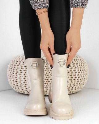 🤍🤍 Hledáš boty, které snadno sladíš? 🤍 Béžové polokozačky jsou sázka na jistotu 👉 www.sboty.cz Kód: HBL-55BE · · · ·...