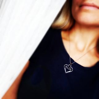 Hloubka koňské síly, lásky a náklonnosti v působivém stříbrném náhrdelníku Koňské srdce 🧡 ukaž jedinečnost naší jezdecké...