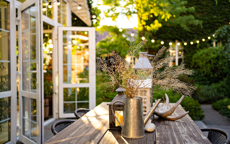 Venkovní osvětlení: Jak vytvořit skandinávský venkovní prostor pro čtení pod širým nebem