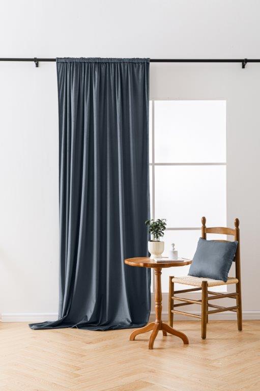 Levně Tmavě šedý zatemňovací závěs VELVET 135x250 cm Zavěšení: Kovové kroužky