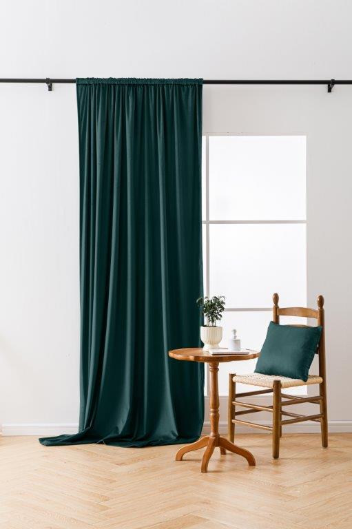 Levně Zelený zatemňovací závěs VELVET 135x250 cm Zavěšení: Kovové kroužky