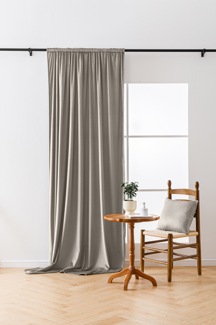 Levně Světle šedý zatemňovací závěs VELVET 135x250 cm Zavěšení: Kovové kroužky
