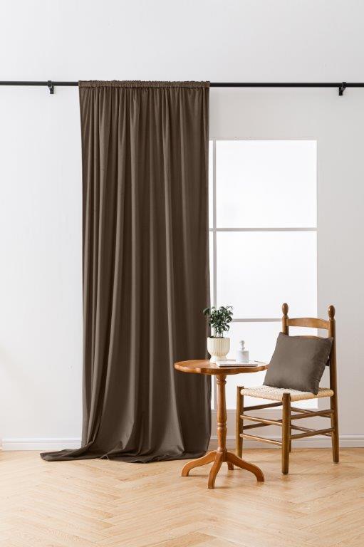 Levně Hnědý zatemňovací závěs VELVET 135x250 cm Zavěšení: Kovové kroužky