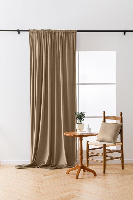 Levně Světle hnědý zatemňovací závěs VELVET 135x250 cm Zavěšení: Kovové kroužky