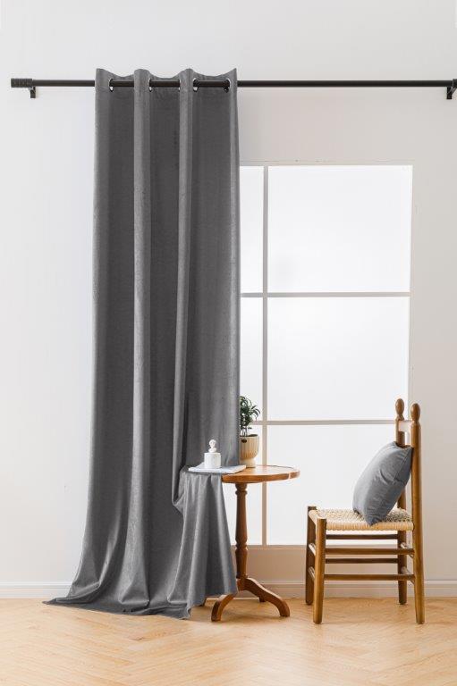 Levně Světle šedý zatemňovací závěs VELVET 140x250 cm Zavěšení: Kovové kroužky