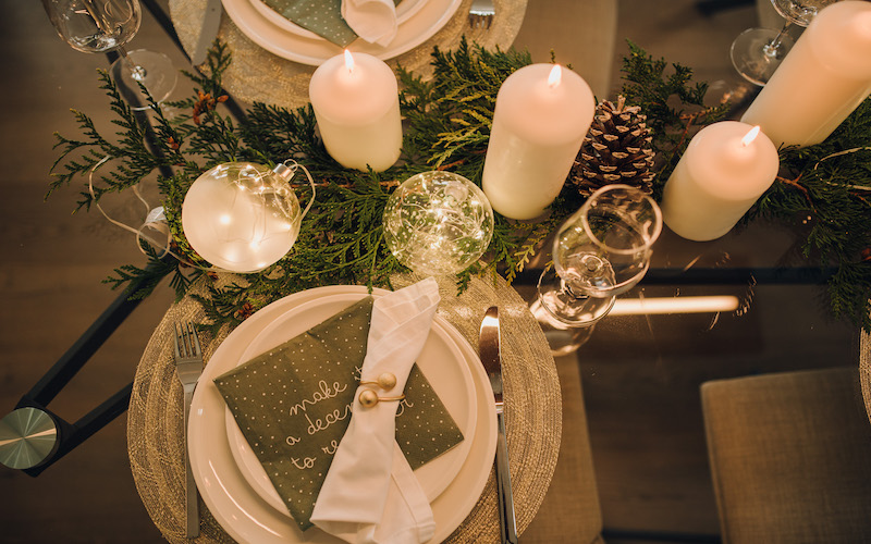 So decken Sie Ihren Weihnachtstisch im skandinavischen Stil