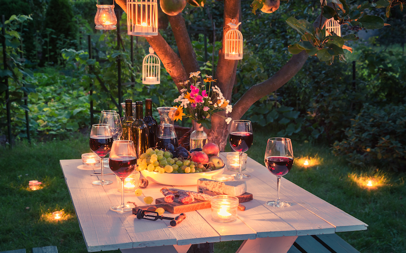 Outdoor-Dining: So gestalten Sie Ihren Außenbereich skandinavisch für ein romantisches Abendessen