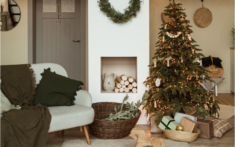 Skandinavische Weihnachtsdeko: Den Weihnachtsbaum stilvoll schmücken