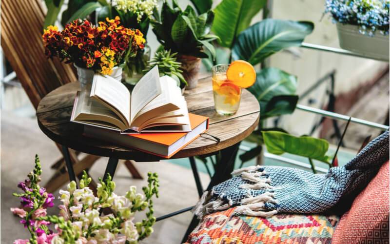 Bringen Sie den Frühling auf Ihren Balkon! Tipps für einen gemütlichen kleinen Außenbereich