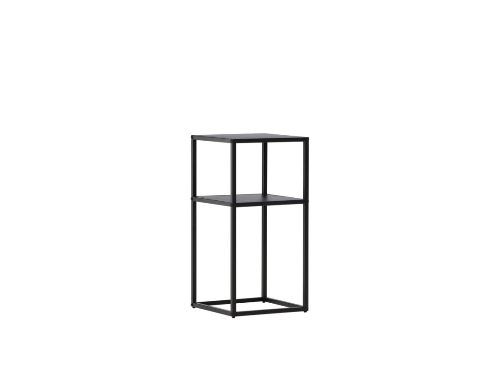 Kovový příruční stolek PORTO 45x45 cm v šedé barvě je elegantní a praktický doplněk pro váš domov. Jeho minimalistický design a pevná kovová konstrukce zaručují odolnost a snadné zapadnutí do moderních i klasických interiérů.  Tento stolek je ideální pro umístění dekorací, květin, nápojů nebo knih. Díky svým kompaktním rozměrům je vhodný do menších prostor, vedle pohovky, postele nebo jako přídavný stolek k odkládání drobností.  Šedý povrch stolku PORTO se skvěle kombinuje s neutrálními i sytějšími barvami. Perfektně ladí s přírodními materiály, světlými textiliemi a doplňky v moderním, skandinávském či industriálním stylu. Praktický a stylový kousek do každého interiéru.