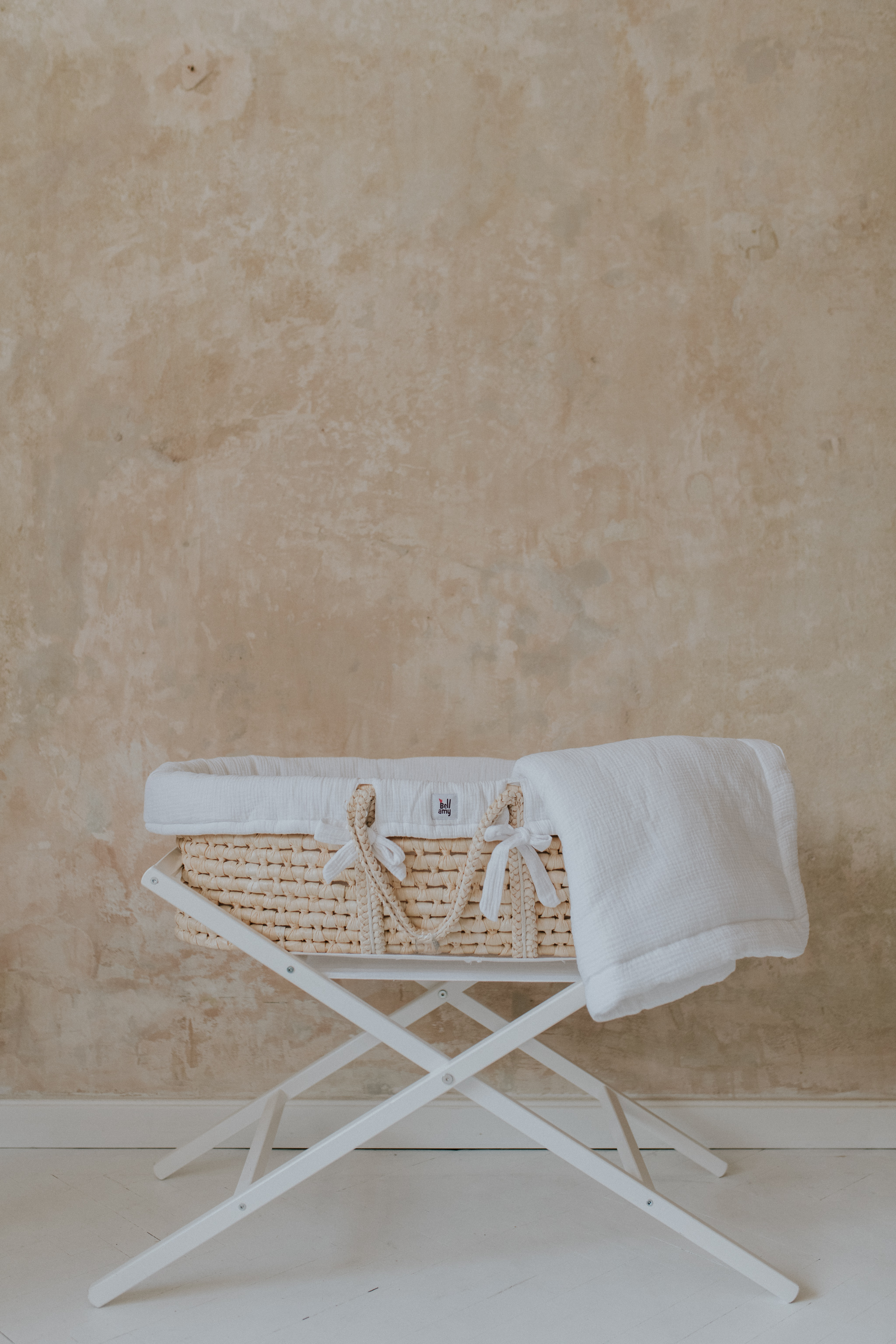 Bellamy Cos Moise pentru bebelusi cu suport si material textil in culoarea Milk MEEKO