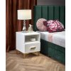 Elegantní bílý noční stolek SILVIA se zlatými akcenty, vhodný do moderních interiérů.