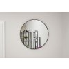 Nástěnné kulaté zrcadlo LEOBERT s černým rámem, dostupné ve více velikostech, ideální pro jakýkoliv styl interiéru.