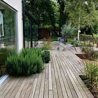 Zahrada ve skandinávském stylu inspirace dřevěná podlaha