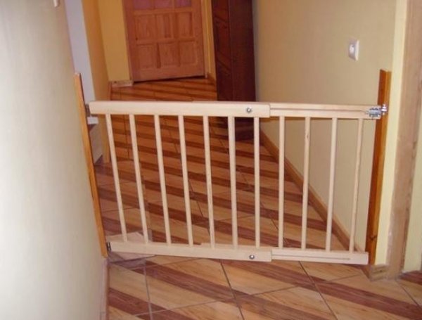 E-shop Zábrana na dvere, schody Výška zábrany: 68 cm, Šírka zábrany: 72 - 122 cm