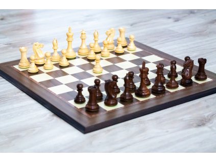Elegantes Schachspiel aus Palisander im Barockstil