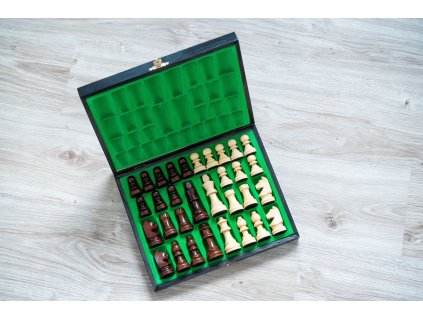 Staunton Schachfiguren in schwarzer Holzkiste