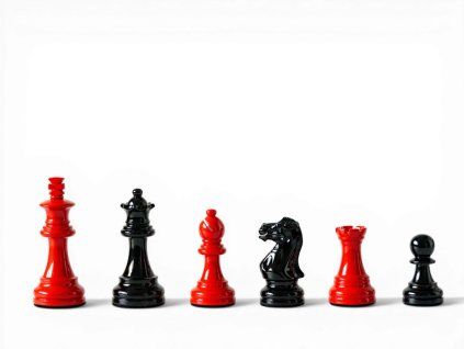 8673 2 drevene figurky staunton black red