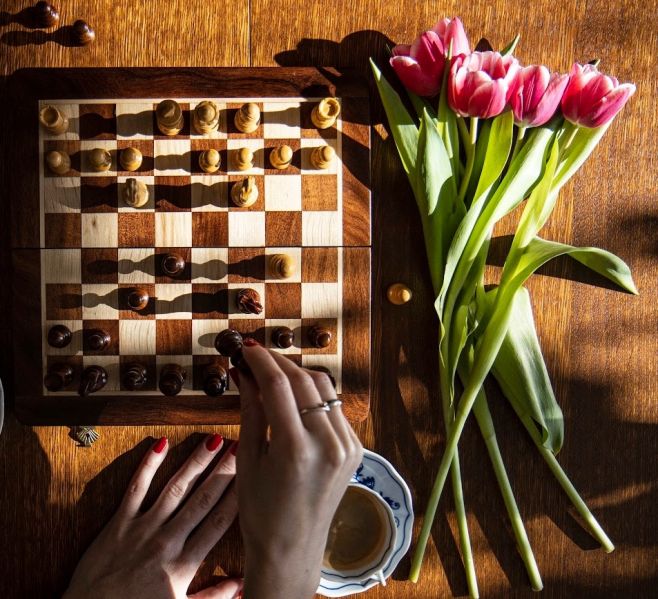 Frühling, bist du das?🦋🌷🌼 Auch unsere Schachpartie hat auf dem sonnenbeschienenen Schachbrett einen ganz anderen Geschmack...