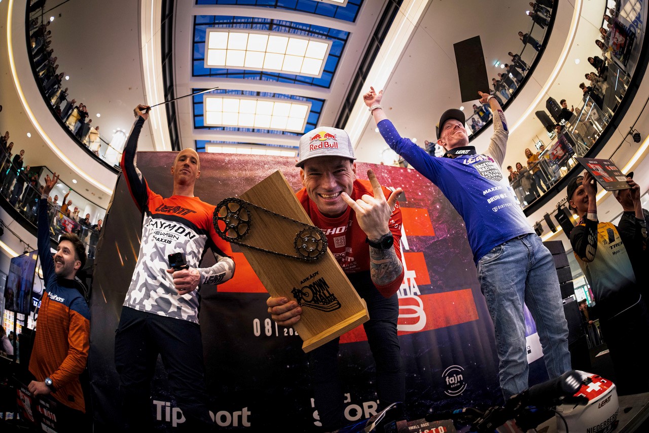 VIDEO: Arkády Downmall 2025 v Prahe. Slavík na Ghost Nirvana ovládol najrýchlejší závod histórie