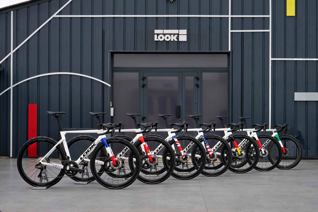 Lídři G7 obdrželi speciální závodní kola LOOK na podporu MS v silniční cyklistice 2027