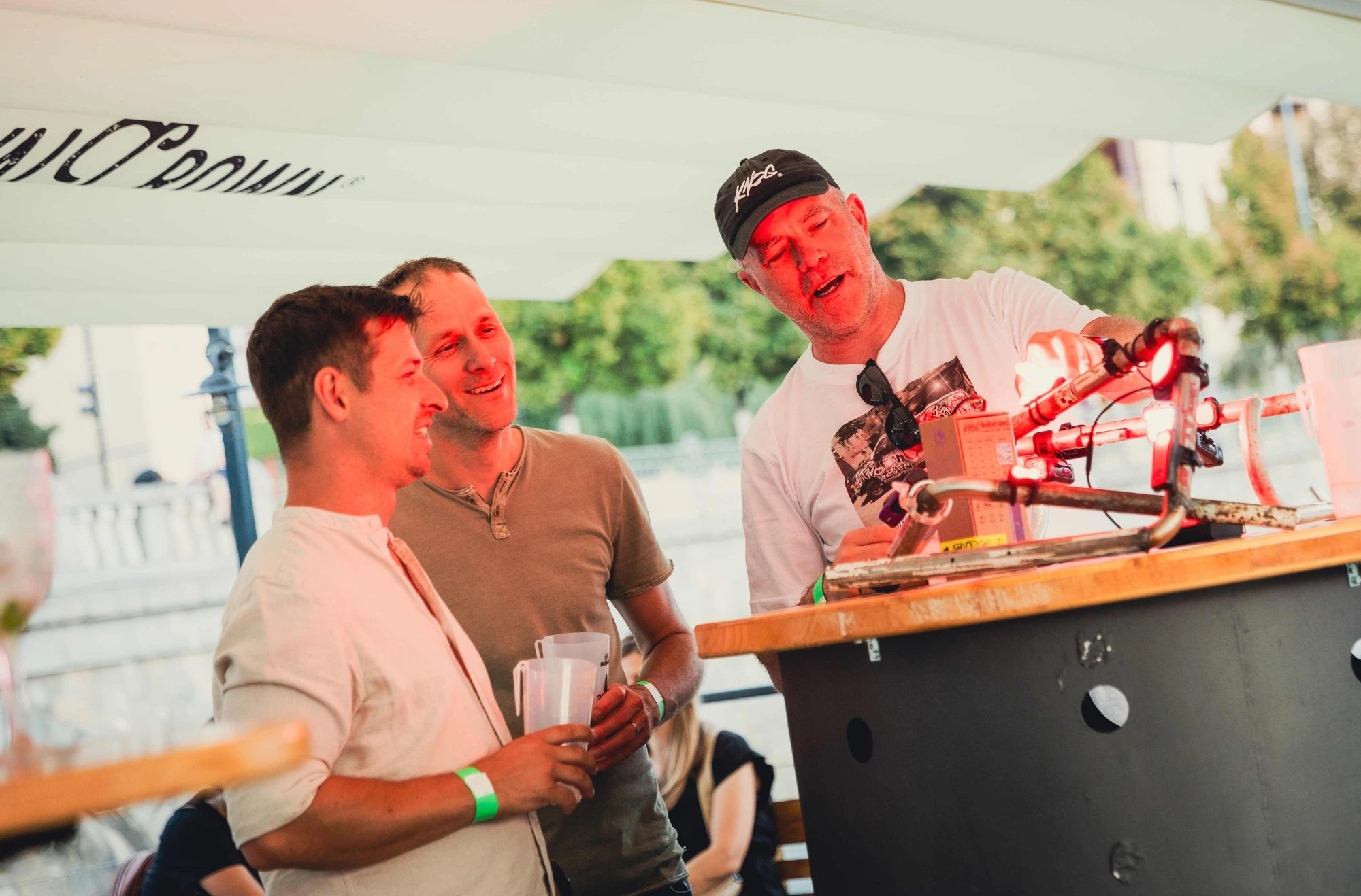 Knog v Prahe predstavil novú víziu aj logo a podporil projekt Zapni svetlo