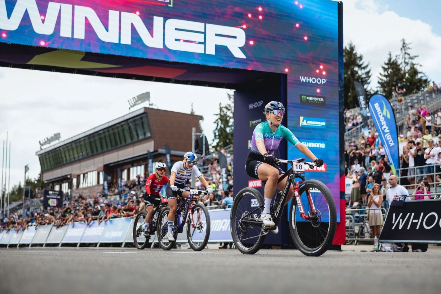 Schindler na Svetovom pohári MTB: Cyklistické novinky, hviezdni ambasádori aj pódiové umiestnenia pre naše značky
