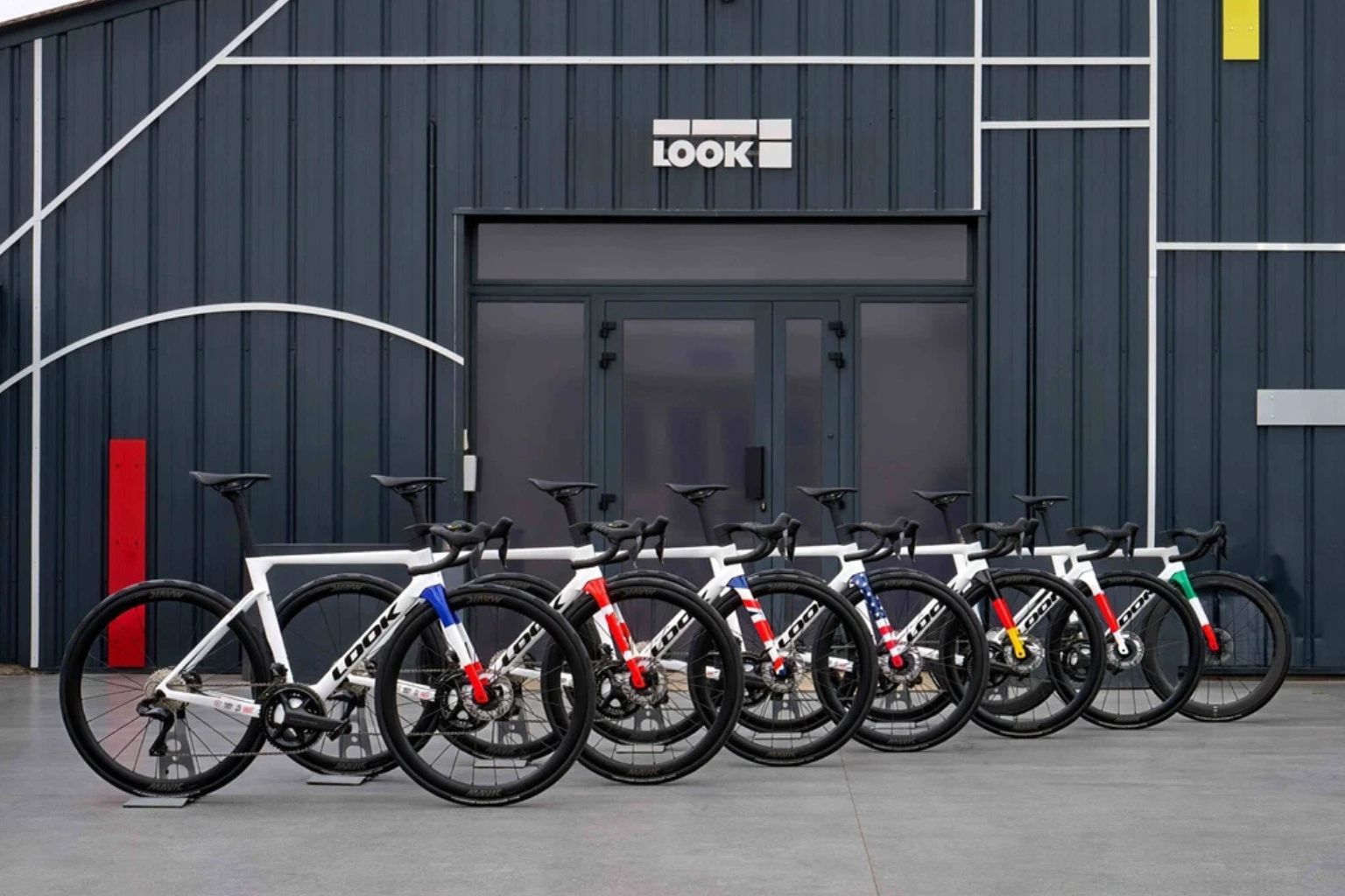 Lídri G7 dostali špeciálne pretekárske bicykle LOOK na podporu Majstrovstiev sveta v cestnej cyklistike 2027