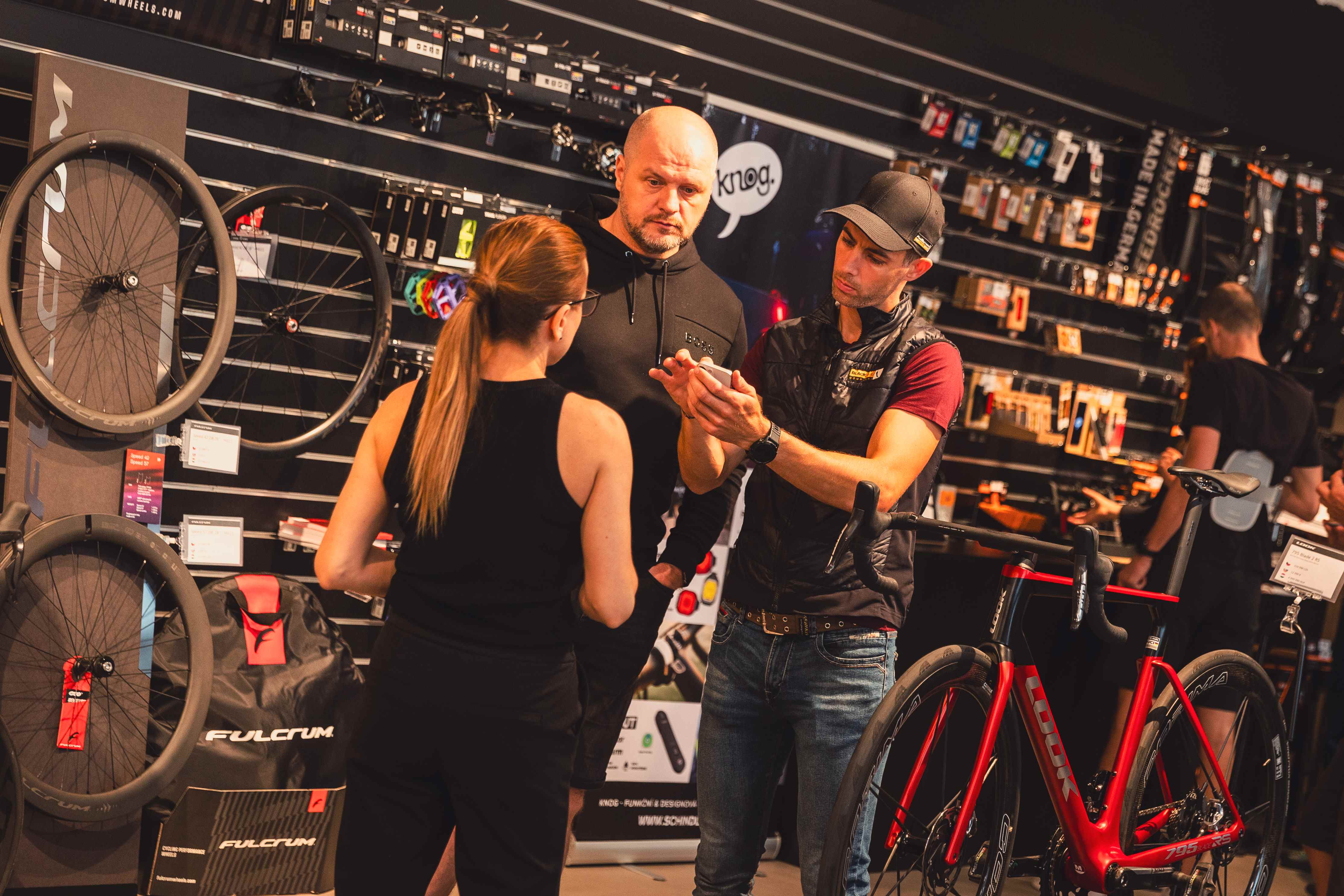 Nový showroom praskal ve švech. Cyklistické novinky pro rok 2024 z distribuce Schindler představeny