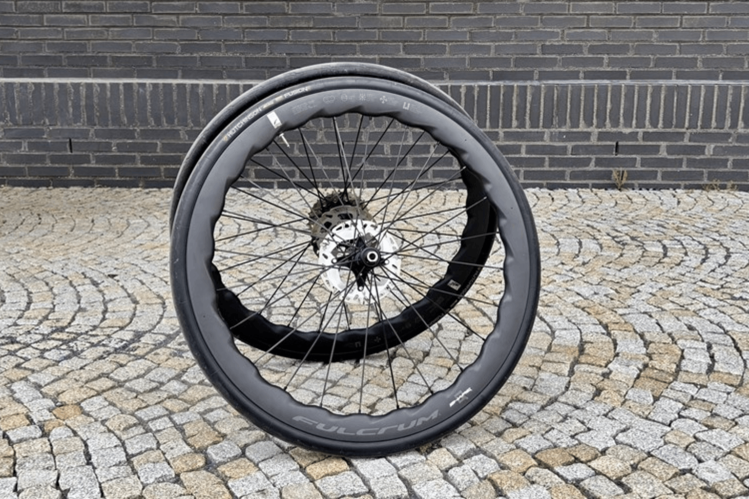 TEST: Zapletené karbónové kolesá Fulcrum Sharq