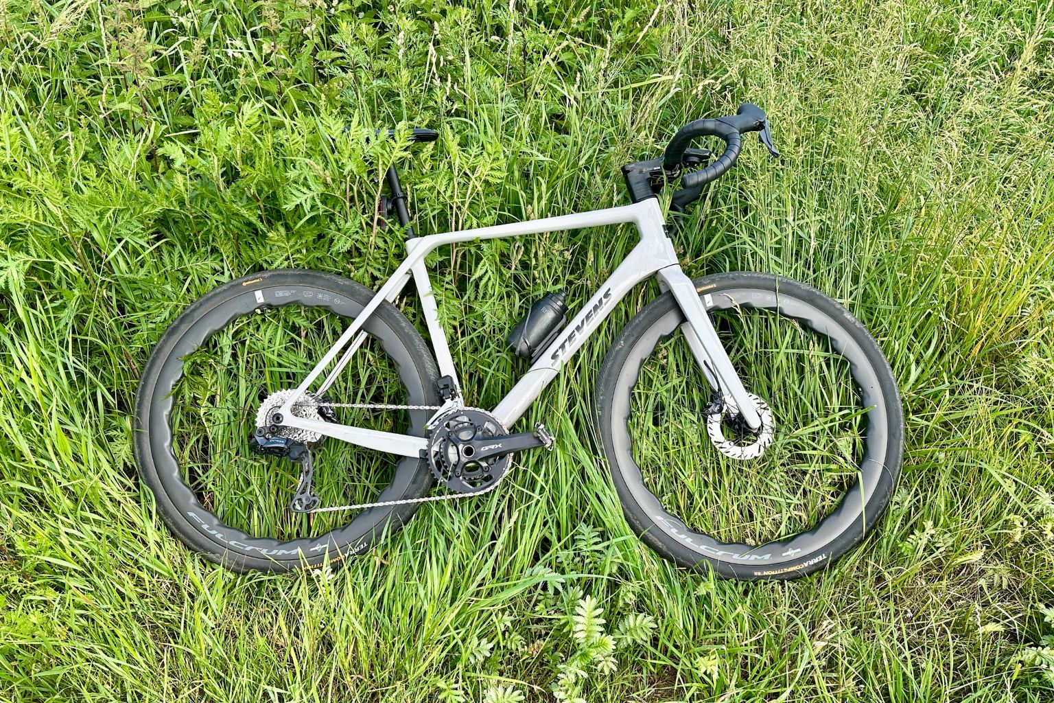 TEST: Karbónová kola Fulcrum Soniq – Agresivní design a stabilita, kterou vítr nerozhodí