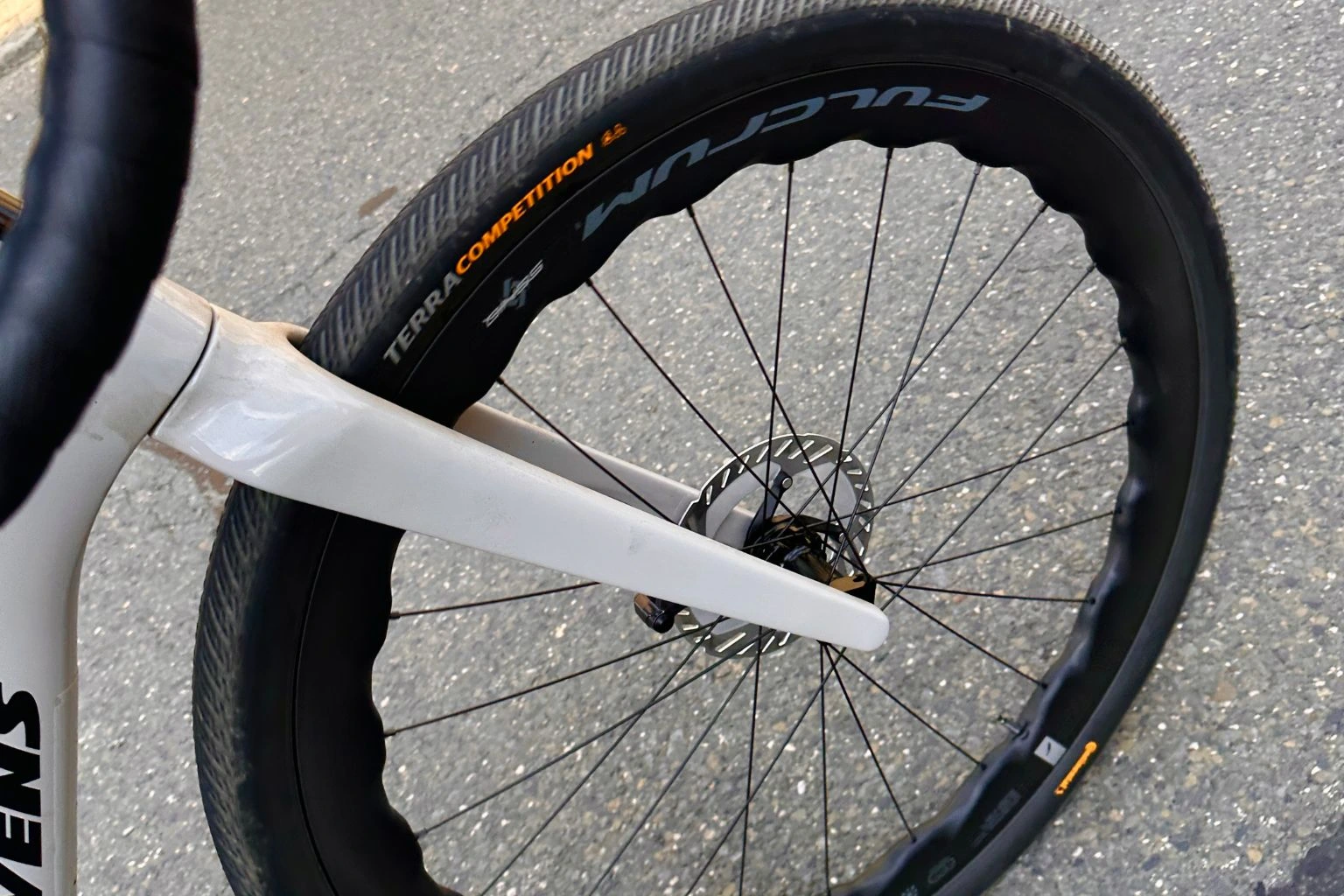 TEST: Continental Terra Competition – Porsche mezi gravelovými plášti