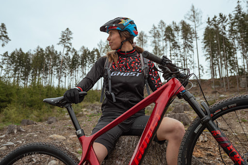 Na bicykli len s prilbou