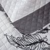 Designový přehoz na postel TIRSO šedo-bílý s motivem peříček