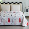 Stylový bílý přehoz na postel JINGLE s červenými stromky
