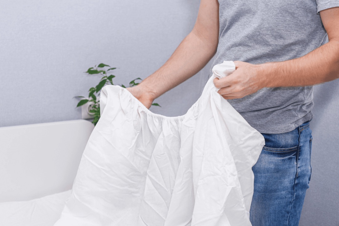 Wie faltet man ein Spannbettlaken?