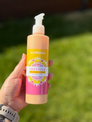 Ráno do práce, večer k šatům, ten nejlepší doplněk. Třpytivé tělové mléko s arganovým olejem✨ zhydratuje pokožku a dodá jí...