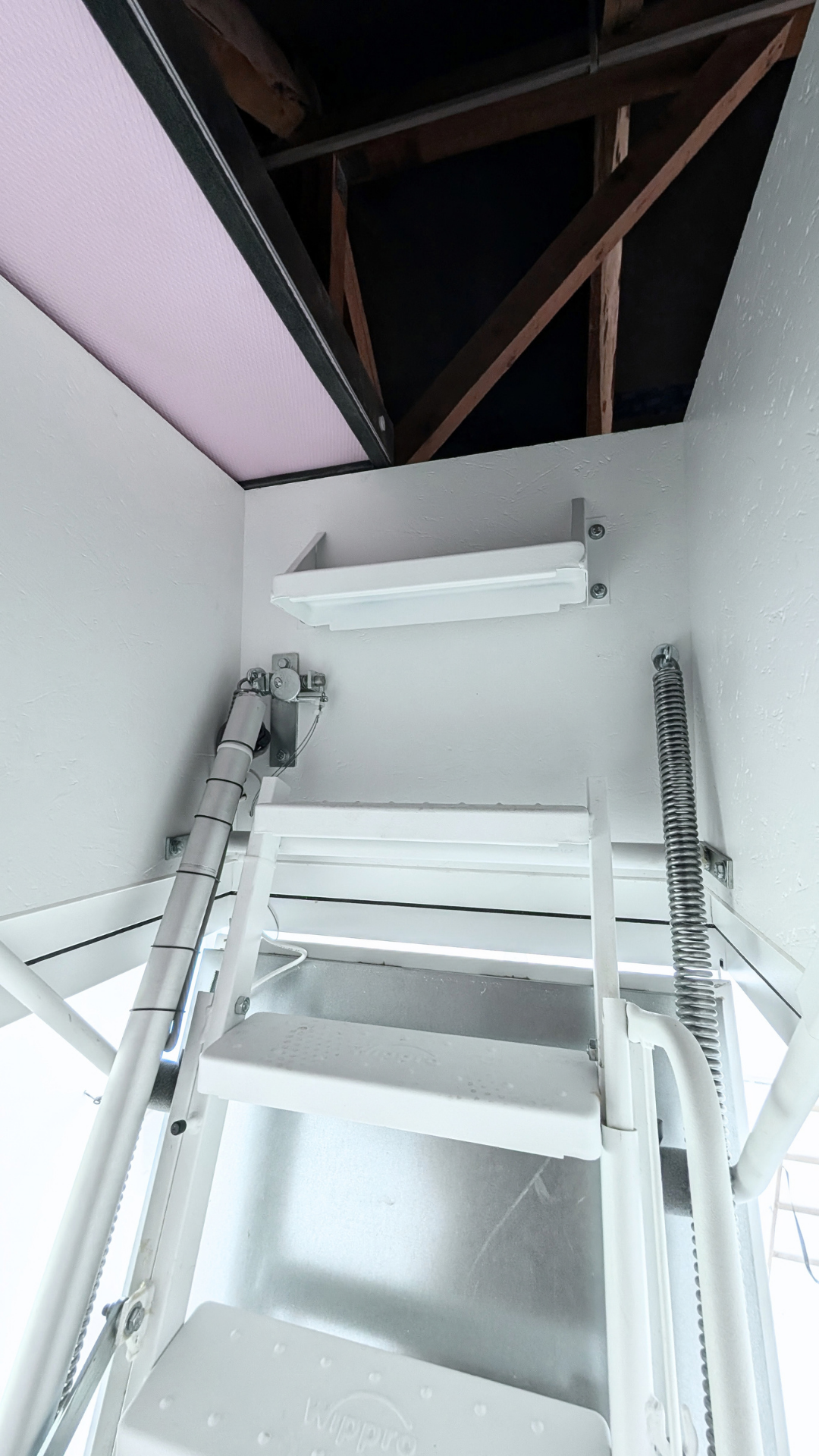 pudni-schody-wippro-isotec-detail-vystupu-do-podkrovnich-prostor