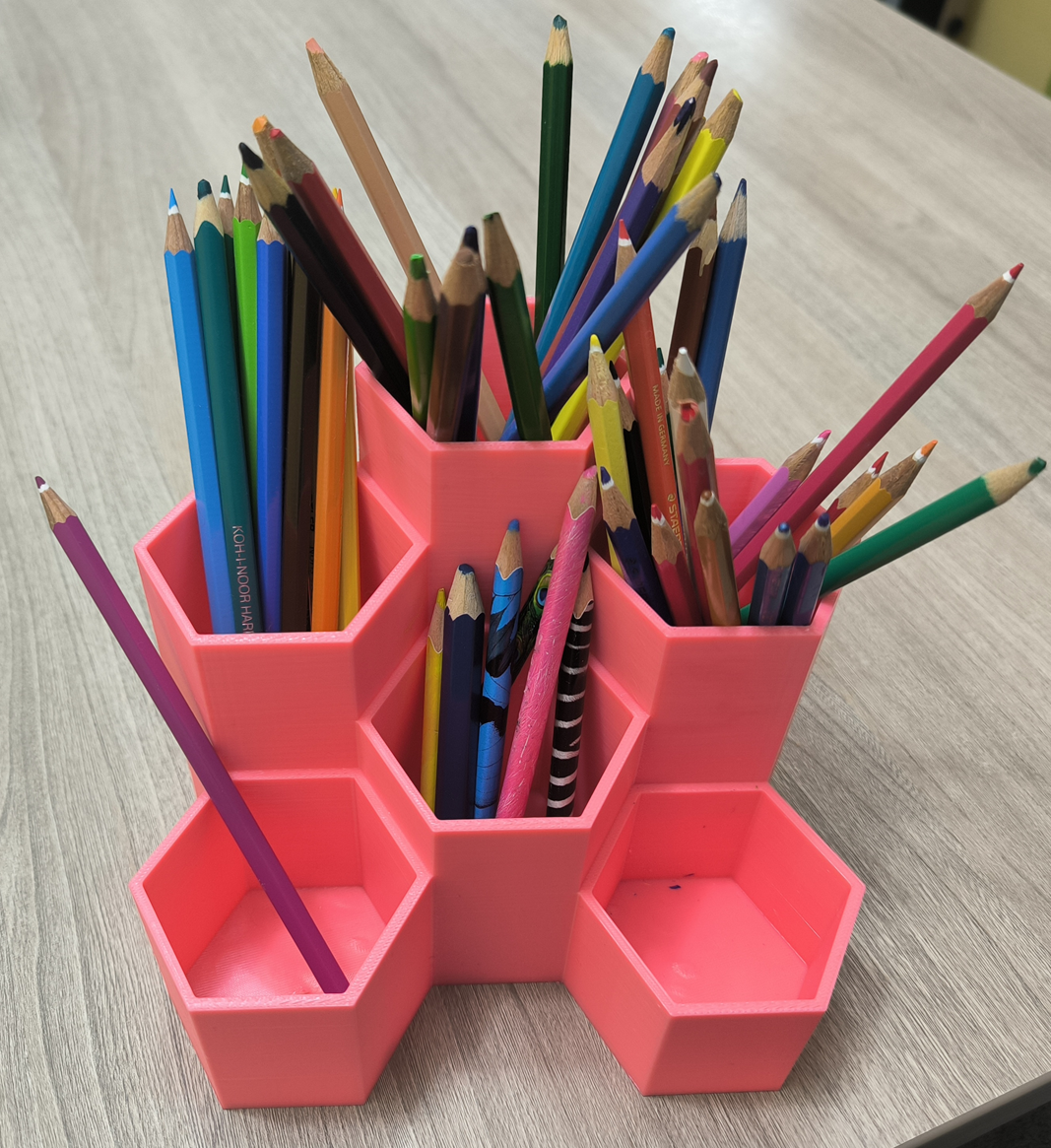 Kryt tažného zařízení ve tvaru pracovní helmy